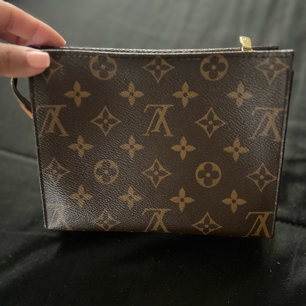 Authentic Louis Vuitton Tioletry 19-used